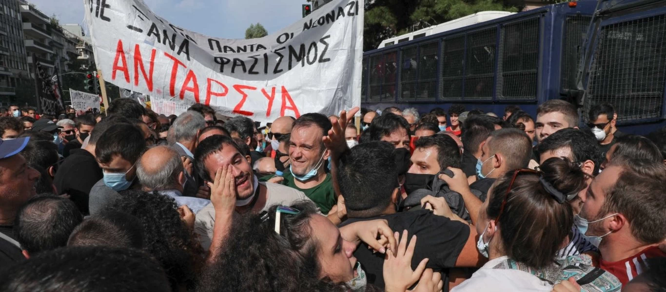 Δίκη Χρυσής Αυγής: Πιάστηκαν στα χέρια μέλη των ΣΥΡΙΖΑ και ΑΝΤΑΡΣΥΑ έξω από το Εφετείο (φώτο)